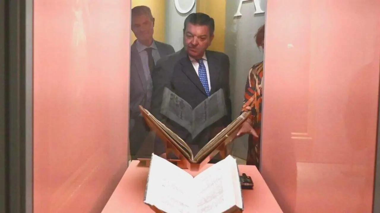 El consejero en funciones de la Presidencia, Luis Miguel Gonz&aacute;lez Gago, visita la exposici&oacute;n &lsquo;Reina Ella. Urraca I de Le&oacute;n (1109-1126)&rsquo;