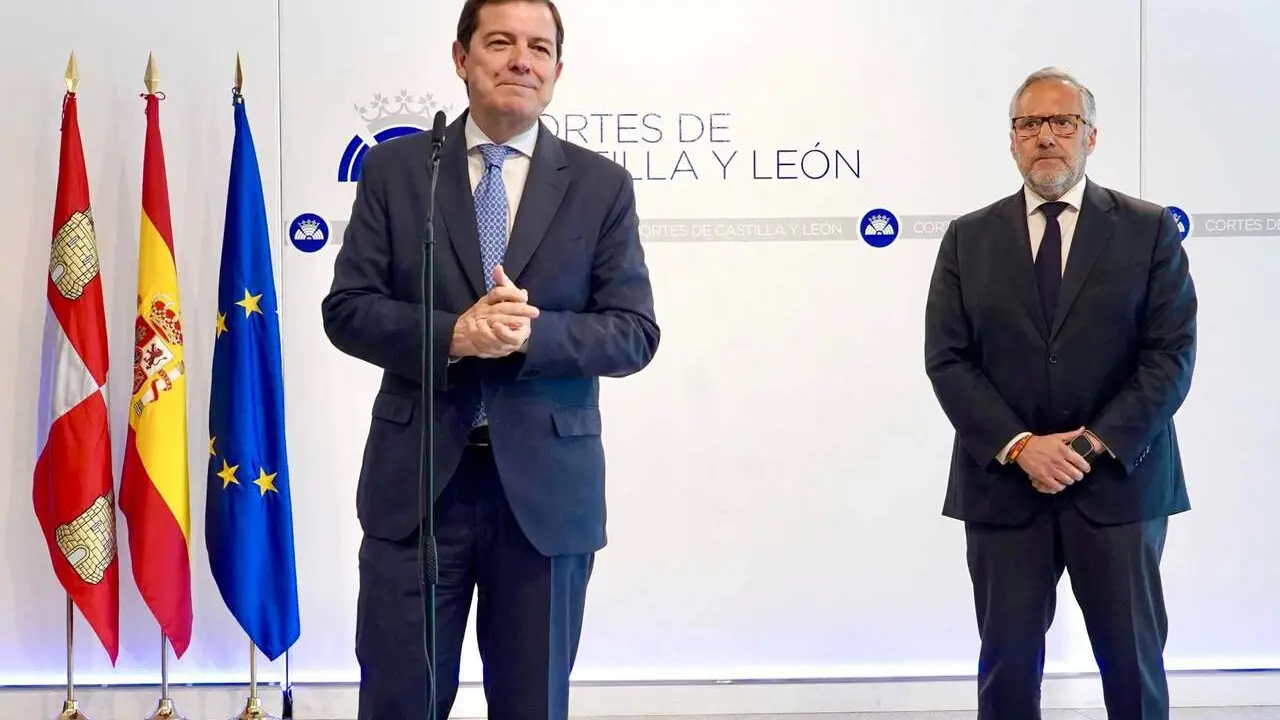 El presidente del Partido Popular de Castilla y Le&oacute;n, Alfonso Fern&aacute;ndez Ma&ntilde;ueco, y el portavoz de Vox, Carlos Poll&aacute;n, informan sobre el acuerdo de gobierno entre las dos formaciones pol&iacute;ticas. Fotos: Miriam Chac&oacute;n