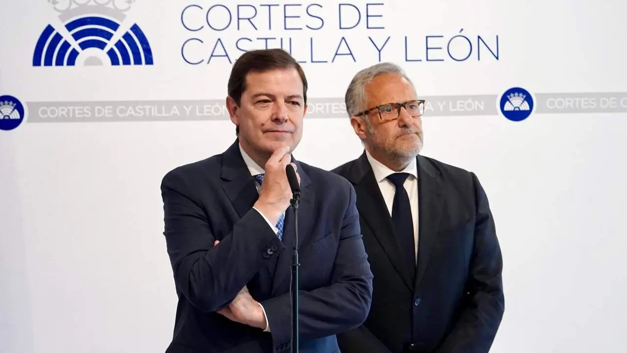 Ma&ntilde;ueco reflexiona en un momento de la rueda de prensa.