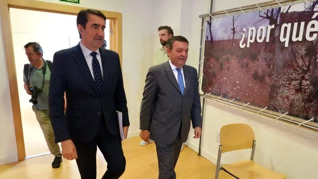 Los consejeros en funciones de la Presidencia, Luis Miguel Gonz&aacute;lez Gago, y de Medio Ambiente, Vivienda y Ordenaci&oacute;n del Territorio, Juan Carlos Su&aacute;rez-Qui&ntilde;ones, presentan la campa&ntilde;a de incendios forestales para el a&ntilde;o 2026 en la Comisi&oacute;n General de Coordinaci&oacute;n Territorial