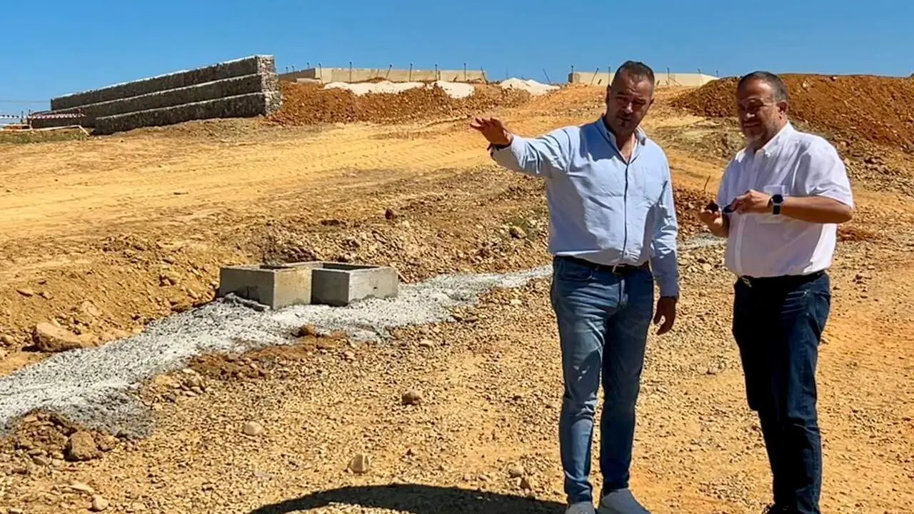 El presidente de la Diputaci&oacute;n, Gerardo &Aacute;lvarez Courel, durante la visita alas obras del Centro Arqueol&oacute;gico de la Ciudad de Lancia, junto a al diputado de Cultura, Emilio Mart&iacute;nez Mor&aacute;n, el arquitecto responsable del proyecto, Gonzalo Pardo, y el t&eacute;cnico de Patrimonio del ILC, Jes&uacute;s Celis. Foto: Diputaci&oacute;n de Le&oacute;n.