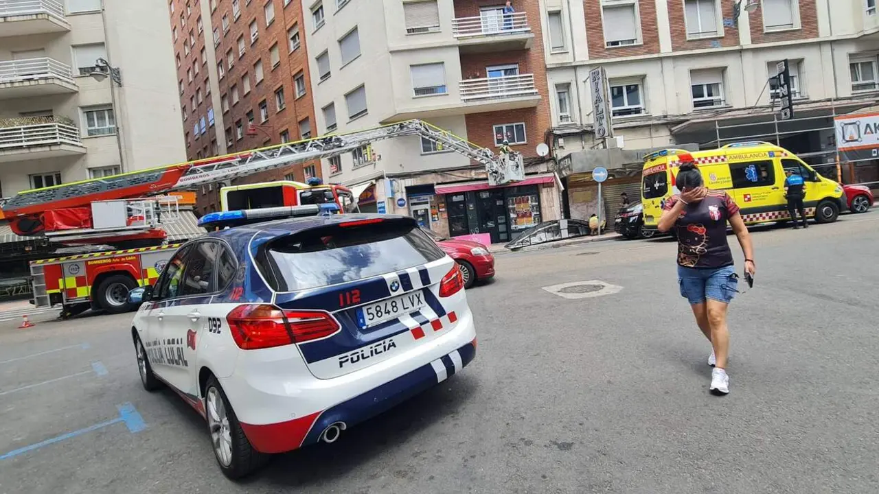 Polic&iacute;a Local, Bomberos y Emergencias Sanitarias del Sacyl intervienen tras la aparatosa ca&iacute;da de un letrero comercial en Rep&uacute;blica Argentina que deja un mujer herida. Foto: H.L.