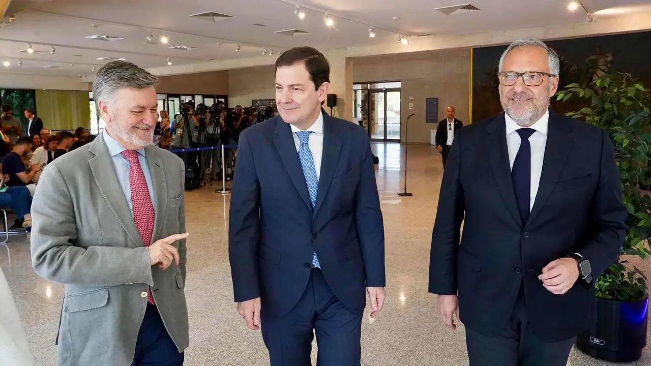 El presidente del Partido Popular de Castilla y Le&oacute;n, Alfonso Fern&aacute;ndez Ma&ntilde;ueco, y el portavoz de Vox, Carlos Poll&aacute;n, informan sobre el acuerdo de gobierno entre las dos formaciones pol&iacute;ticas. En la imagen junto al presidente de las Cortes Francisco V&aacute;zquez