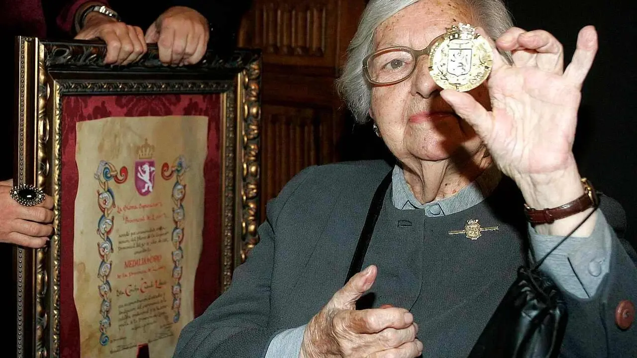 Los premios reconocen la figura de la etn&oacute;grafa Concha Casado, en la imagen con la medalla de oro de la provincia.