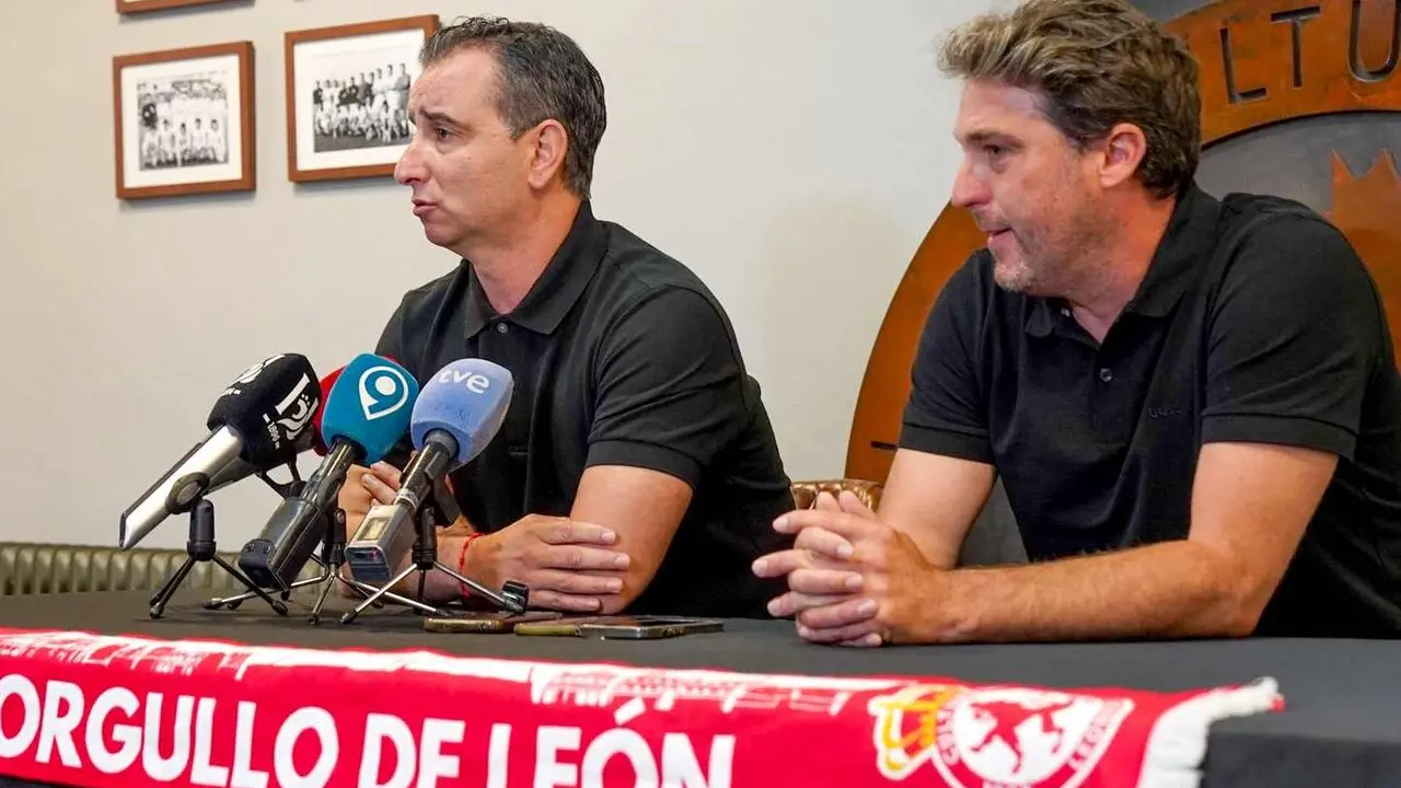 Jandro y Asier Goiria, durante la presentaci&oacute;n del primero como nuevo entrenador de la Cultural y Deportiva Leonesa.