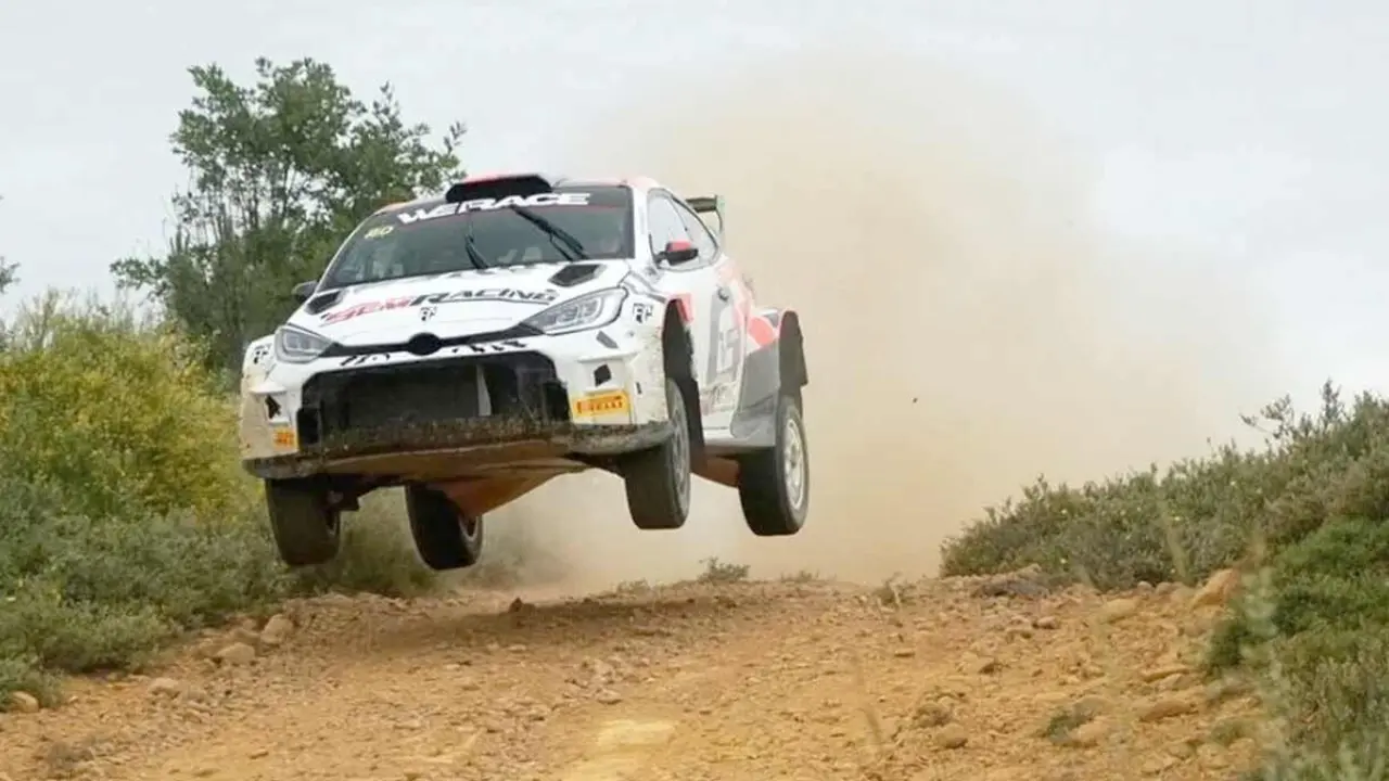 La sexta edici&oacute;n del Rallye Reino de Le&oacute;n arranca este viernes desde San Marcos tras varios d&iacute;as de preparaci&oacute;n y movilizar&aacute; a miles de aficionados durante todo el fin de semana; en las fotos, entrenamientos en Lorenzana.
