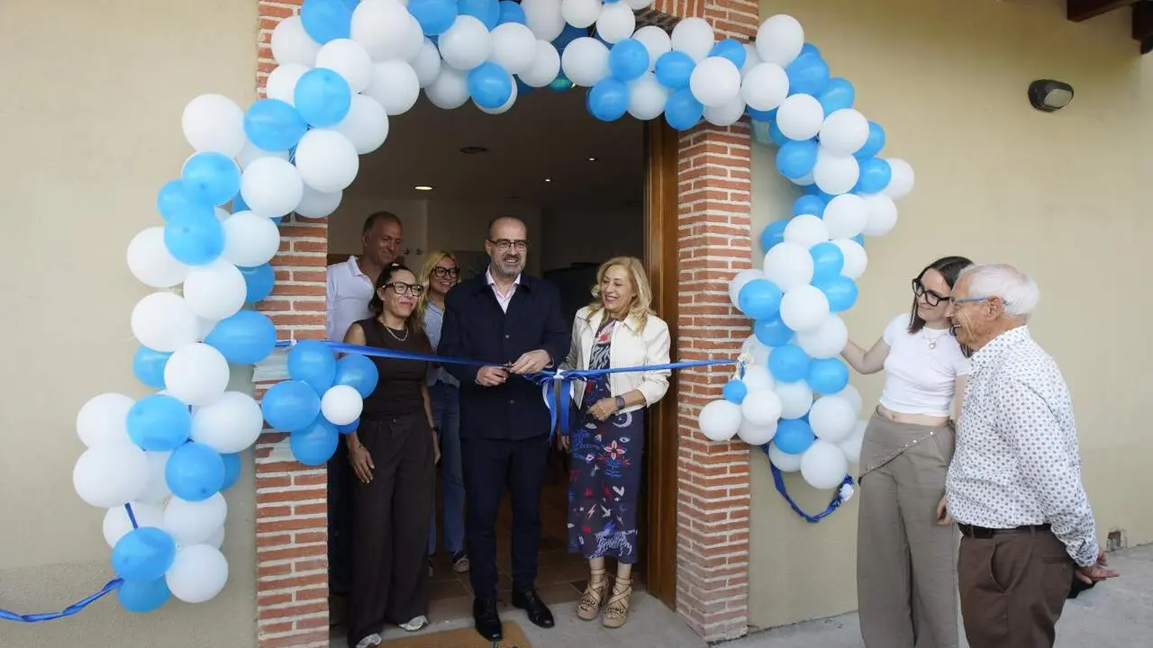 El alcalde de Ponferrada, Marco Morala, y miembros de Alzheimer Bierzo, durante la inauguraci&oacute;n del nuevo Centro Multifuncional Comunitario de AFA Bierzo en la pedan&iacute;a de Dehesas. Foto: C&eacute;sar S&aacute;nchez.