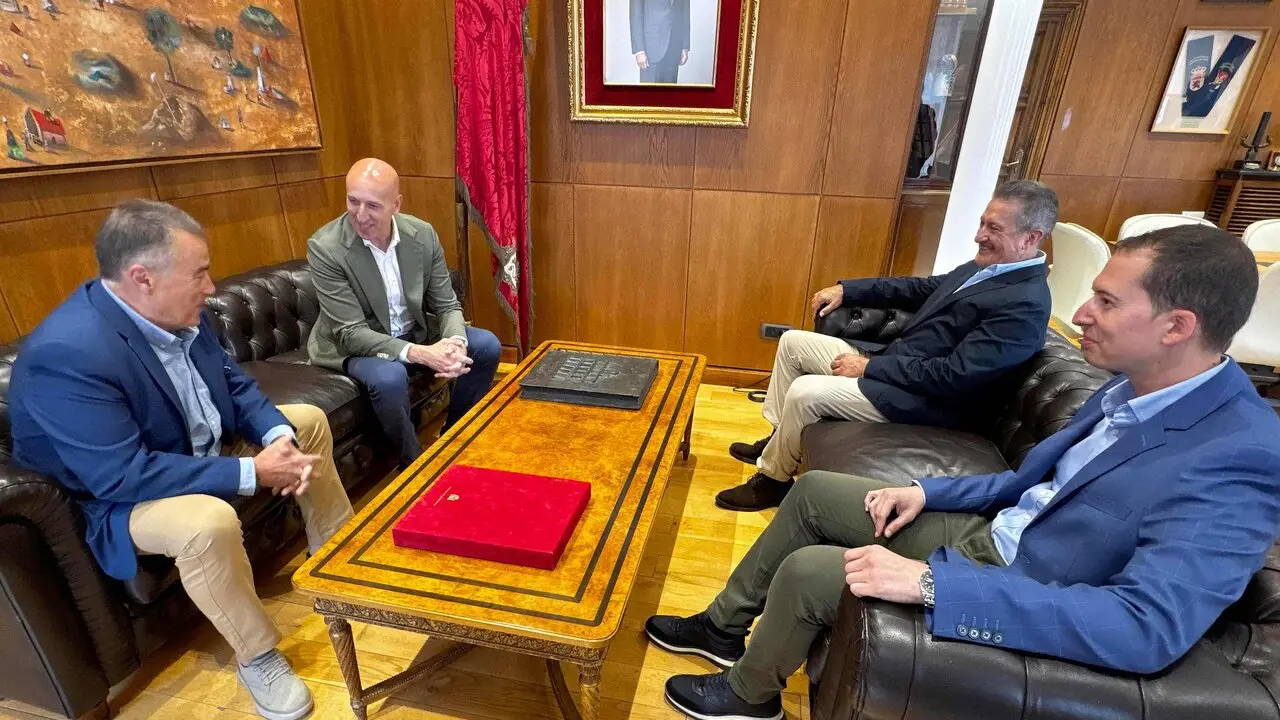 Recepci&oacute;n del alcalde de Le&oacute;n, Jos&eacute; Antonio Diez, a Manolo Cadenas y Gustavo Aranzana.