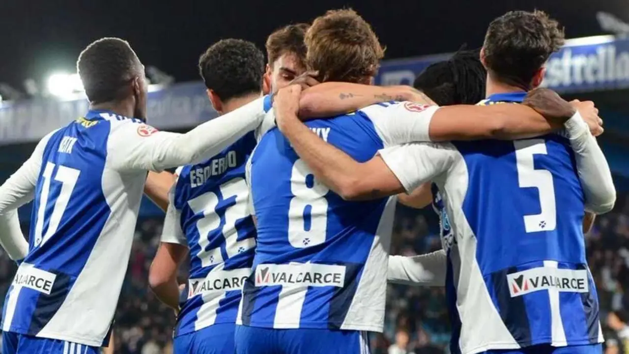 Los jugadores de la SD Ponferradina celebran un gol en El Toral&iacute;n.