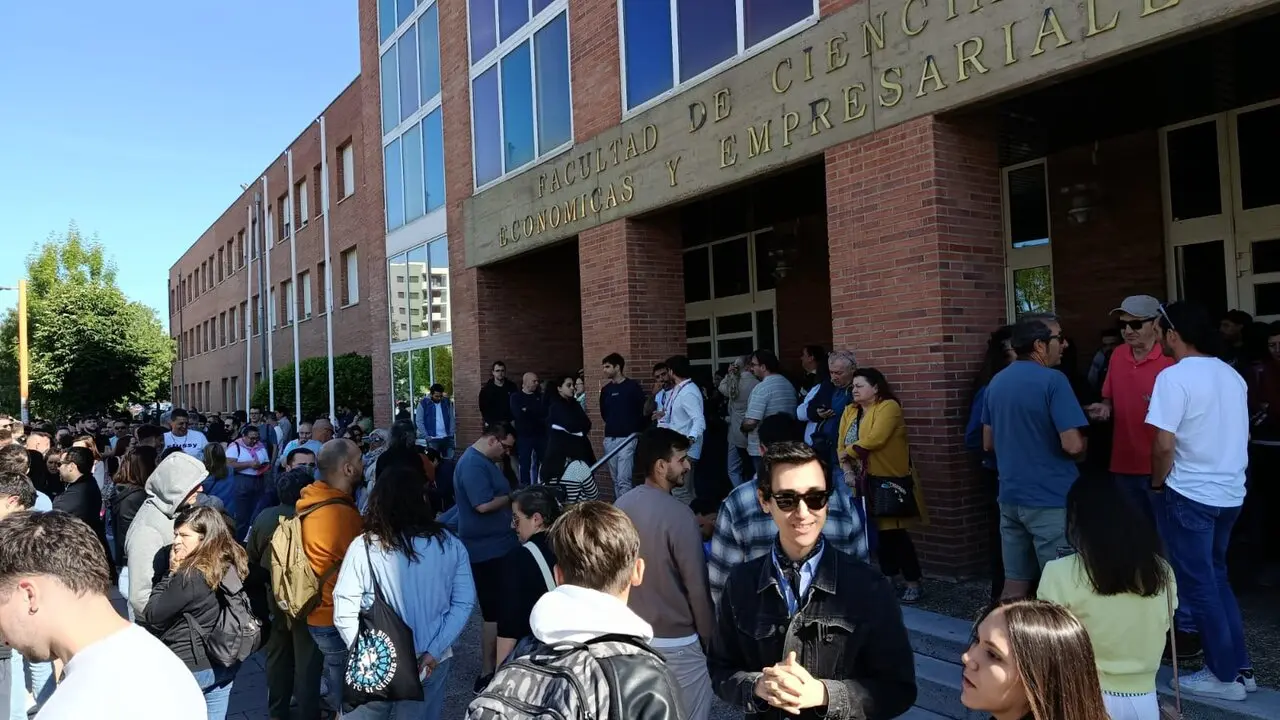 Cerca de 2.200 aspirantes se presentan hoy en Le&oacute;n a las pruebas de acceso para operador comercial de Renfe. Foto: M.A.G.