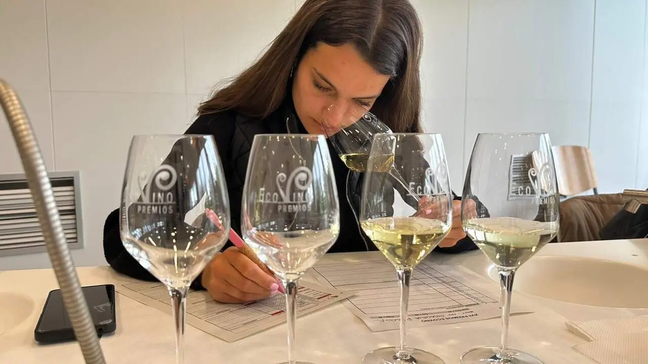 Catadora-en-la-sesion-de-vinos-blancos-del-concurso-Premios-Ecovino-2026