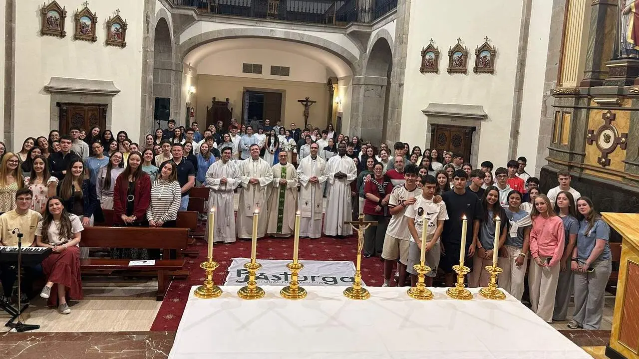 La capilla del Seminario de Astorga fue el escenario elegido para celebrar la Misa de Env&iacute;o, una ceremonia donde los j&oacute;venes recibieron la bendici&oacute;n que les acompa&ntilde;ar&aacute; durante toda esta aventura.