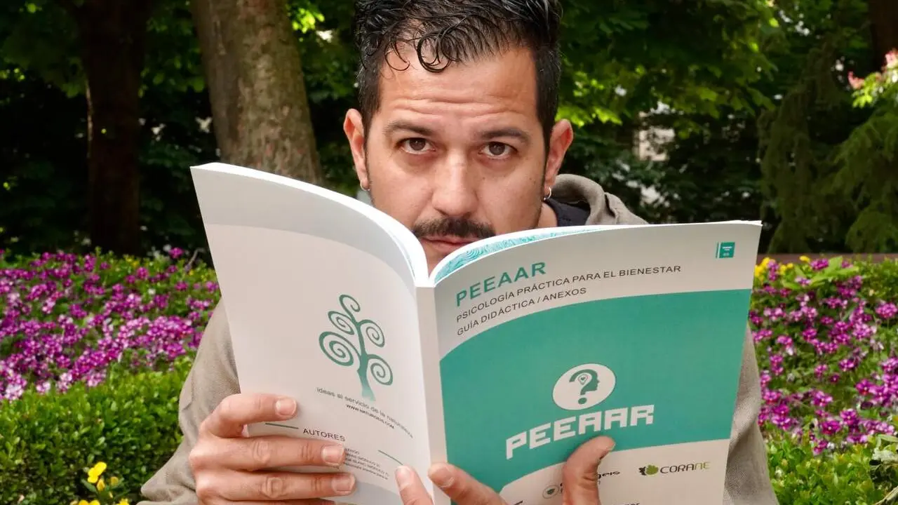 Rub&eacute;n Tabares, autor del libro &ldquo;PEEAAR, psicolog&iacute;a pr&aacute;ctica para el bienestar&rdquo;. Foto: Campillo.
