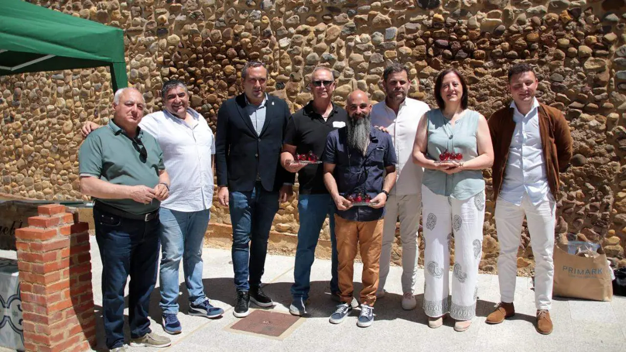 En el marco del Frestival de la Fresa 2026, el alcalde de Almanza (Le&oacute;n), Javier Santiago V&eacute;lez entrega las Fresas de Oro 2026. Foto: Peio Garc&iacute;a.