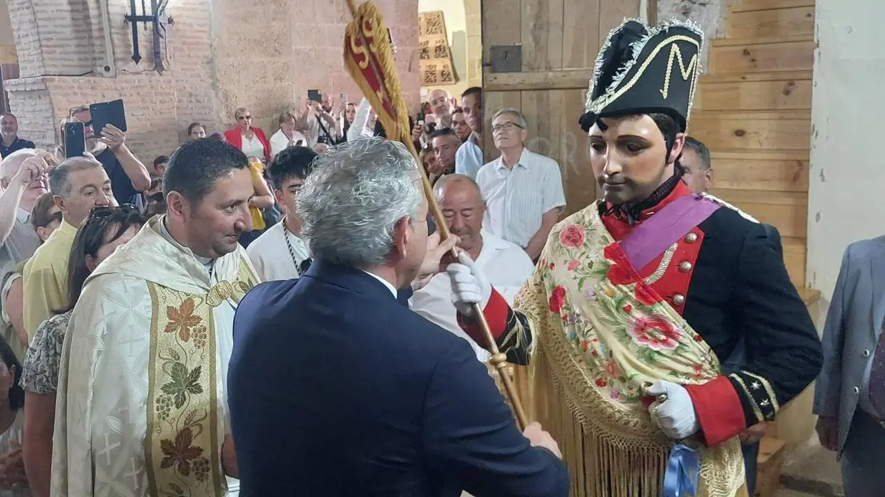 El delegado del Gobierno, Nicanor Sen, particip&oacute; en la popular procesi&oacute;n del Corpus de Laguna de Negrillos.