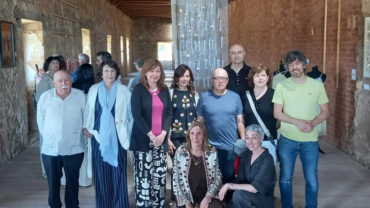 La muestra del colectivo LaborArte homenajea a las mujeres del Esla y&nbsp;se podr&aacute; ver en el claustro del monasterio hasta el 30 de junio.