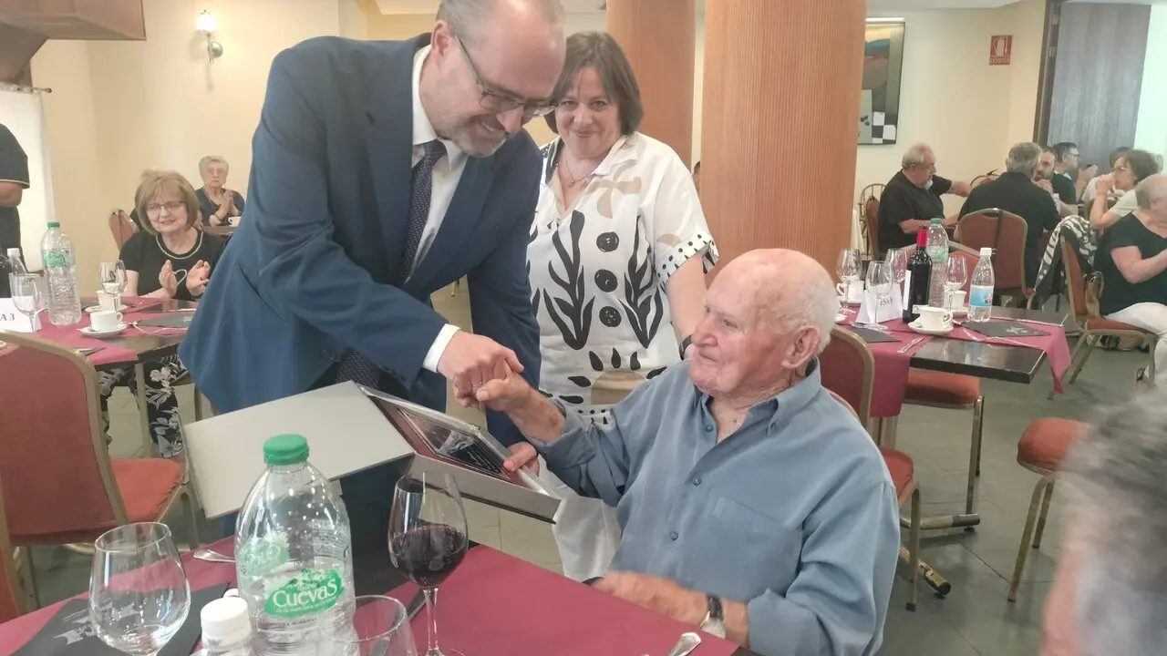 En el acto se entregaron tres placas conmemorativas a Avelina Garc&iacute;a Lago, Francisca Navas Collado y Manuel Prada Merayo, cada uno con 100 a&ntilde;os. Foto: Ayto. Ponferrada.
