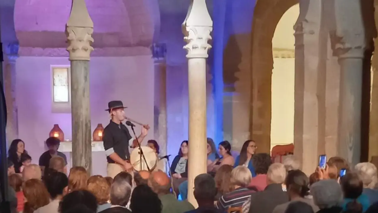 M&aacute;s de 200 personas llenaron la joya moz&aacute;rabe para disfrutar de una velada protagonizada por el singular pastor y m&uacute;sico de La Cabrera.