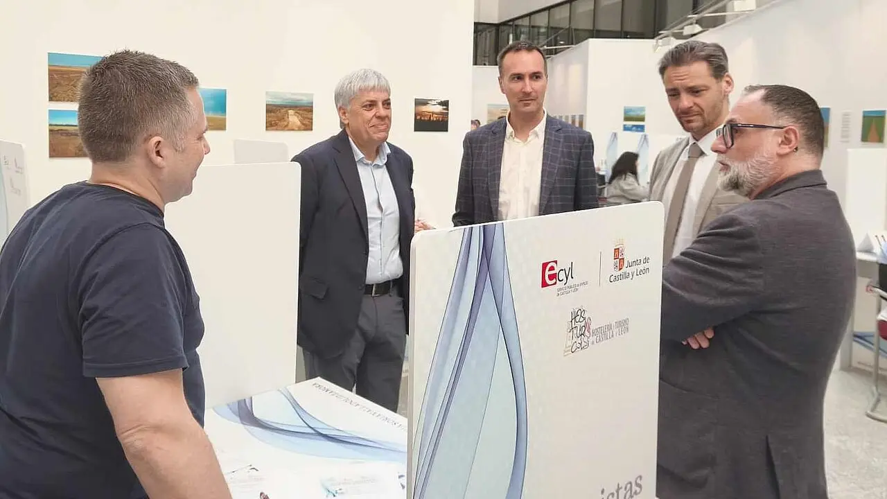 M&aacute;s de 900 personas participan en Le&oacute;n en una jornada de entrevistas r&aacute;pidas con 14 empresas hosteleras que buscan cubrir 40 puestos de trabajo y crear una bolsa de empleo para futuras contrataciones.
