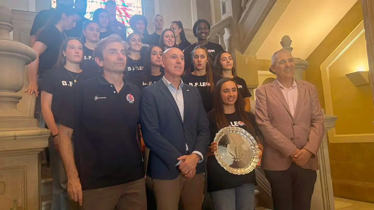 Jugadoras y cuerpo t&eacute;cnico del BF Le&oacute;n, este lunes en la recepci&oacute;n oficial en el Ayuntamiento con el alcalde, JA Diez y el concejal de Deportes, Vicente Canuria.