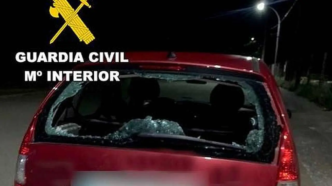 Imagen de uno de los veh&iacute;culos da&ntilde;ados por el ahora detenido.