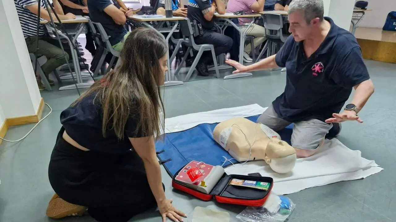 La Polic&iacute;a Municipal de Ponferrada atiende al curso de RCP y DEA de la Gasbi