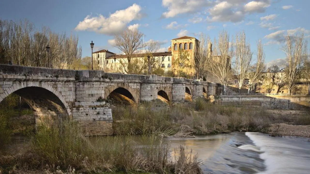 Cauce del Bernesga a su paso por el puente de San Marcos