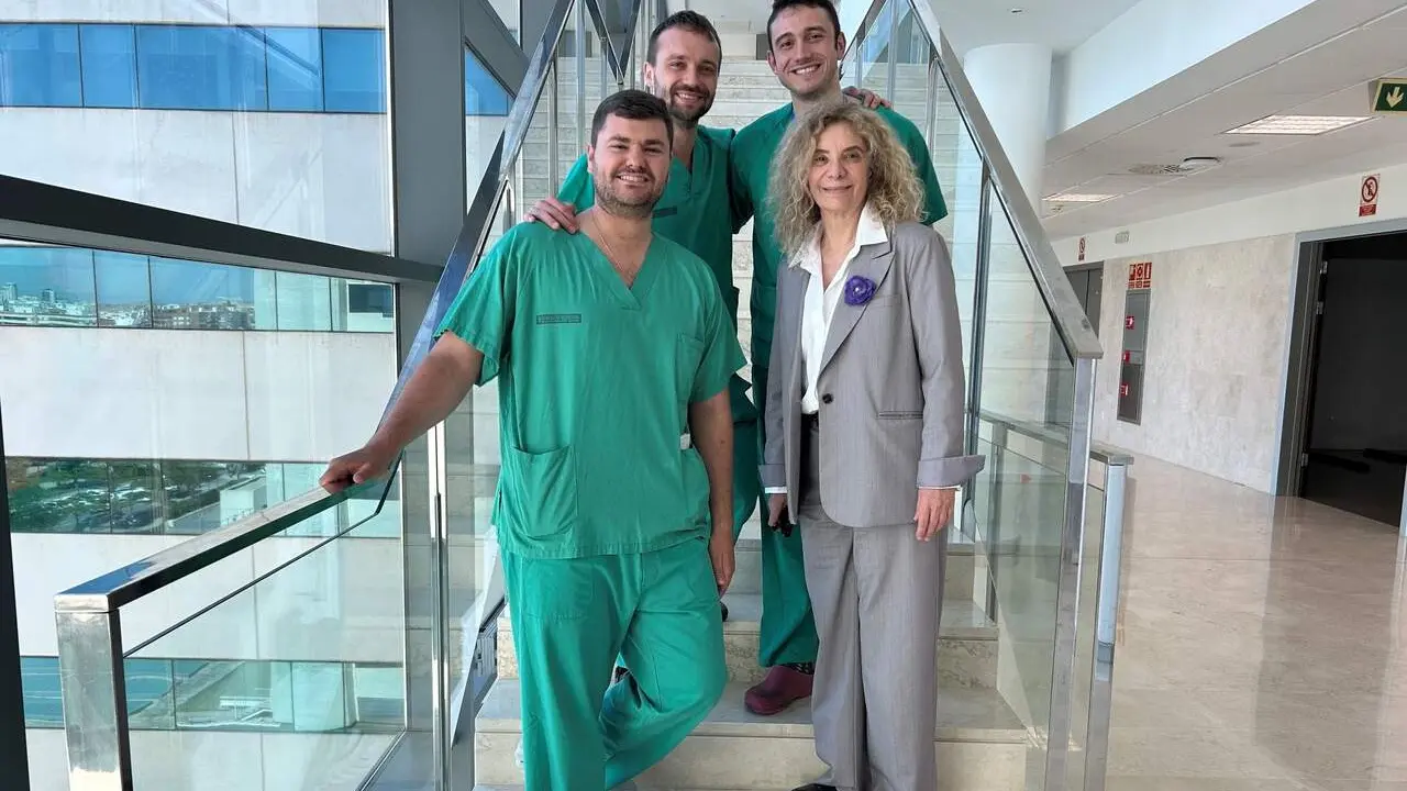 J&oacute;venes investigadores de Le&oacute;n que han realizado un estudio en el Hospital Universitari i Polit&egrave;cnic La Fe de Valencia que sugiere que el esc&aacute;ner lumbar puede servir como herramienta de cribado oportunista de osteoporosis sin necesidad de someter a los pacientes a pruebas complementarias.