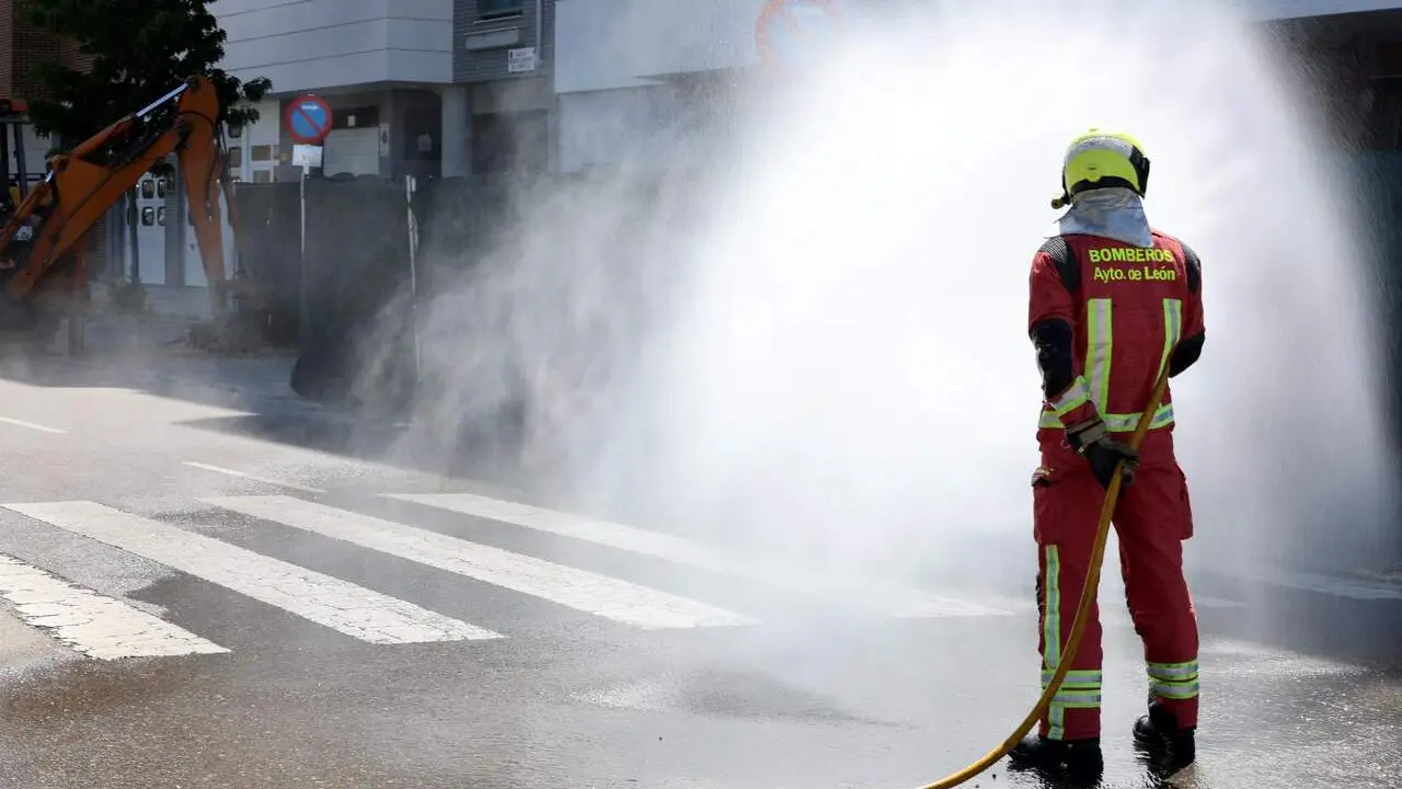 Fuga de gas originada por una excavadora en una obra en la calle Miguel Cordero del Campillo, que ha obligado a cortar la calle Joaqu&iacute;n Gonz&aacute;lez Vec&iacute;n de Le&oacute;n. Fotos: Campillo