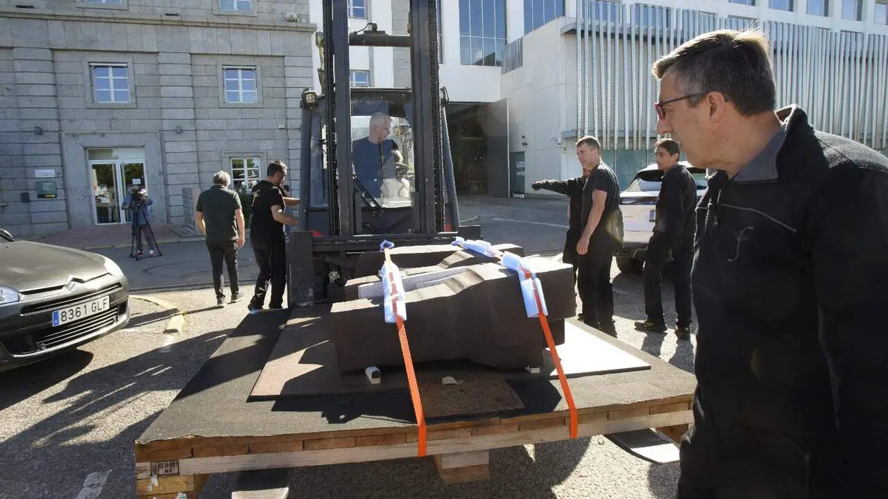 Llegada de las primeras piezas de la exposici&oacute;n 'Eduardo Chillida. Pensar con las manos' a la Ciuden. Foto: C&eacute;sar S&aacute;nchez.
