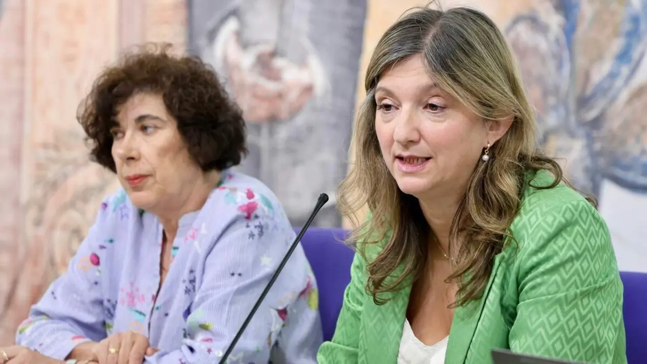 La rectora de la Universidad de Le&oacute;n, Nuria Gonz&aacute;lez, presenta los resultados del estudio &lsquo;Prevalencia de la soledad no deseada en estudiantes de grado de la Universidad de Le&oacute;n&rsquo;, acompa&ntilde;ada por las investigadoras Amparo Mart&iacute;nez Mateos y Luc&iacute;a Llamzares S&aacute;nchez, integrantes del equipo de investigaci&oacute;n de la Escuela Universitaria de Trabajo Social y coautoras del estudio