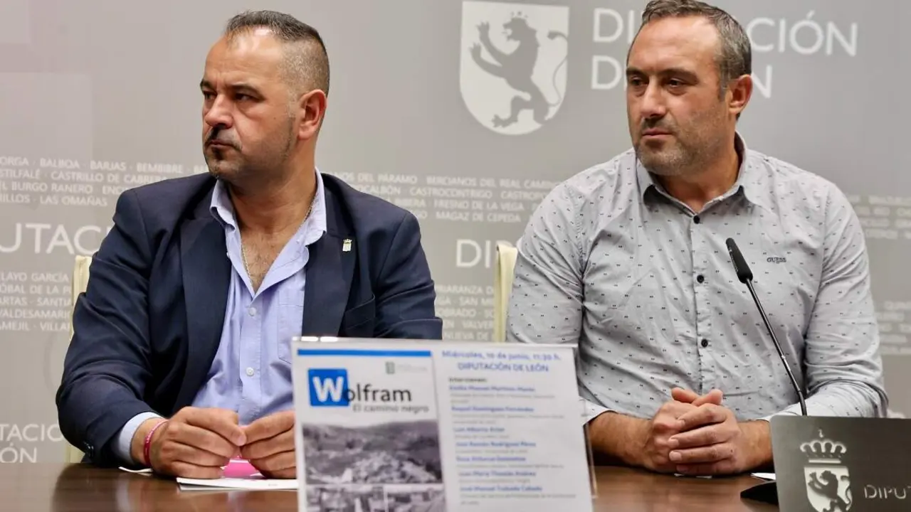 El vicepresidente de la Diputaci&oacute;n de Le&oacute;n para El Bierzo y alcalde de Corull&oacute;n, Luis Alberto Arias, y el diputado de Cultura, Arte y Patrimonio, Emilio Mart&iacute;nez, presentan la jornada &lsquo;El camino a la Monta&ntilde;a Negra del Wolfram&rsquo; y el libro &lsquo;Wolfram. El camino negro&rsquo;