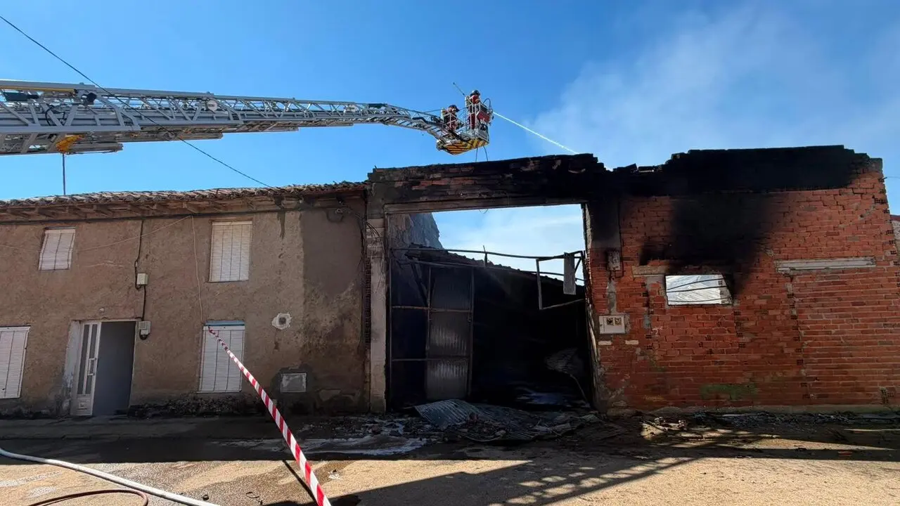 Un incendio en una nave agr&iacute;cola afecta a varias viviendas en Zotes del P&aacute;ramo. Los bomberos de la Diputaci&oacute;n de Le&oacute;n movilizaron efectivos de Valencia de Don Juan y Celada, con apoyo del Ayuntamiento de Le&oacute;n, para controlar el fuego.
