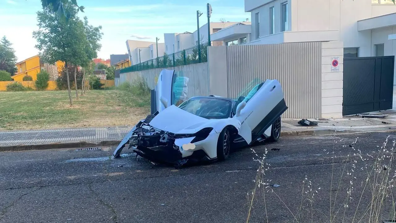 El veh&iacute;culo deportivo tras el accidente en Eras de Renueva. Foto: D.L.