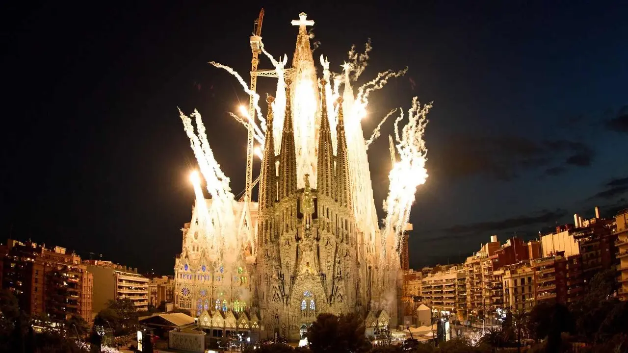 La cruz fabricada por Tvitec y Rold&aacute;n protagoniza la inauguraci&oacute;n de la torre de Jesucristo en el centenario de la muerte de Antoni Gaud&iacute;, durante una hist&oacute;rica visita del papa Le&oacute;n XIV a Barcelona