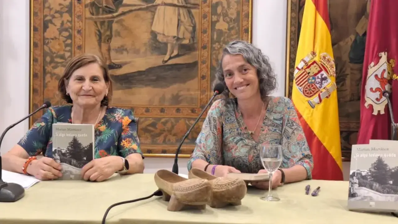La Casa de Le&oacute;n en Madrid fue escenario el pasado mi&eacute;rcoles de la presentaci&oacute;n de Si algo todav&iacute;a queda, la primera novela de la escritora leonesa Marian Mart&iacute;nez, publicada por la editorial Marciano Sonoro. El acto reuni&oacute; a lectores, representantes de la entidad cultural y amantes de la literatura en una velada que combin&oacute; literatura y m&uacute;sica.