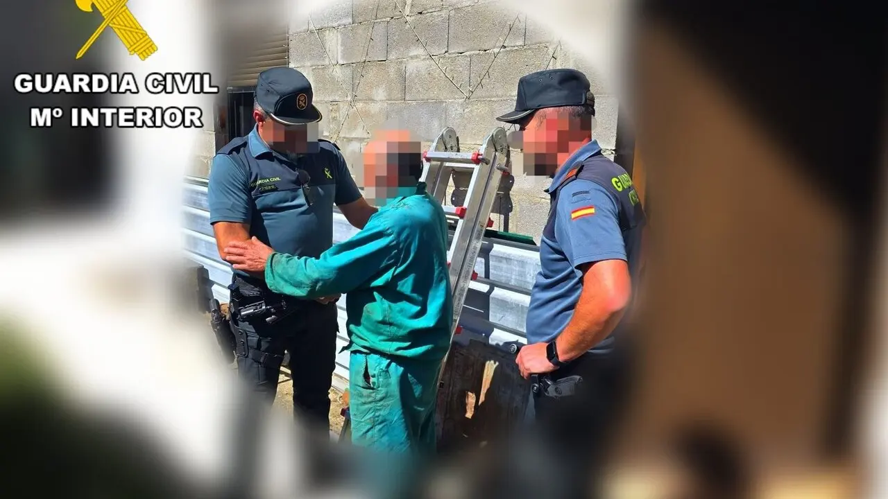 Efectivos de la Guardia Civil con el hombre tras su localizaci&oacute;n.