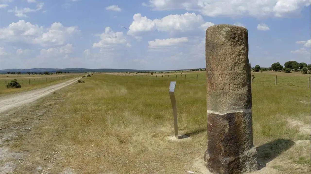 Imagen de una de las marcas romanas que se pueden localizar a lo largo de la v&iacute;a.