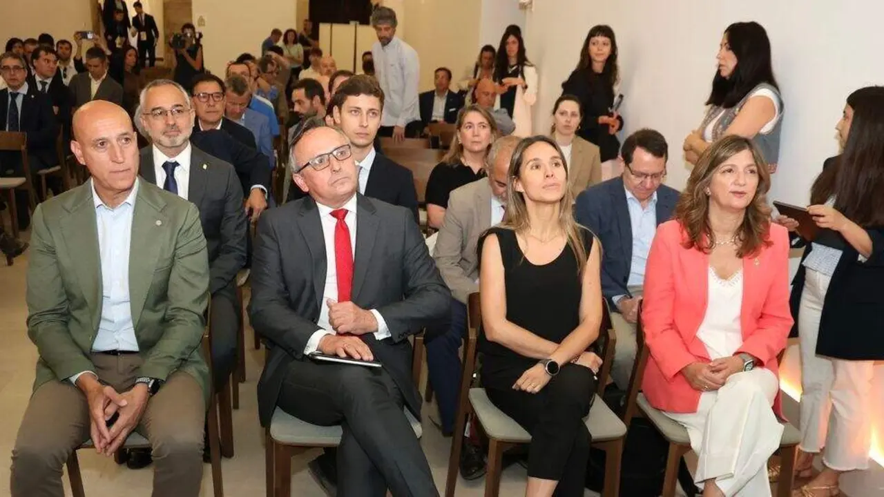El viceconsejero de Transformaci&oacute;n Digital, Luis Enrique Ortega, y el alcalde de Le&oacute;n, Jos&eacute; Antonio Diez, inauguran la Jornada &lsquo;Tecnolog&iacute;as Cu&aacute;nticas, Seguridad y Defensa&rsquo;, organizada por el Centro de Supercomputaci&oacute;n de Castilla y Le&oacute;n