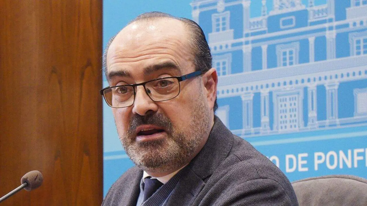 El alcalde de Ponferrada, Marco Morala (D), junto al concejal de Comercio, David Pacios (I), durante la presentaci&oacute;n de los Programas Mixtos de Formaci&oacute;n y Empleo