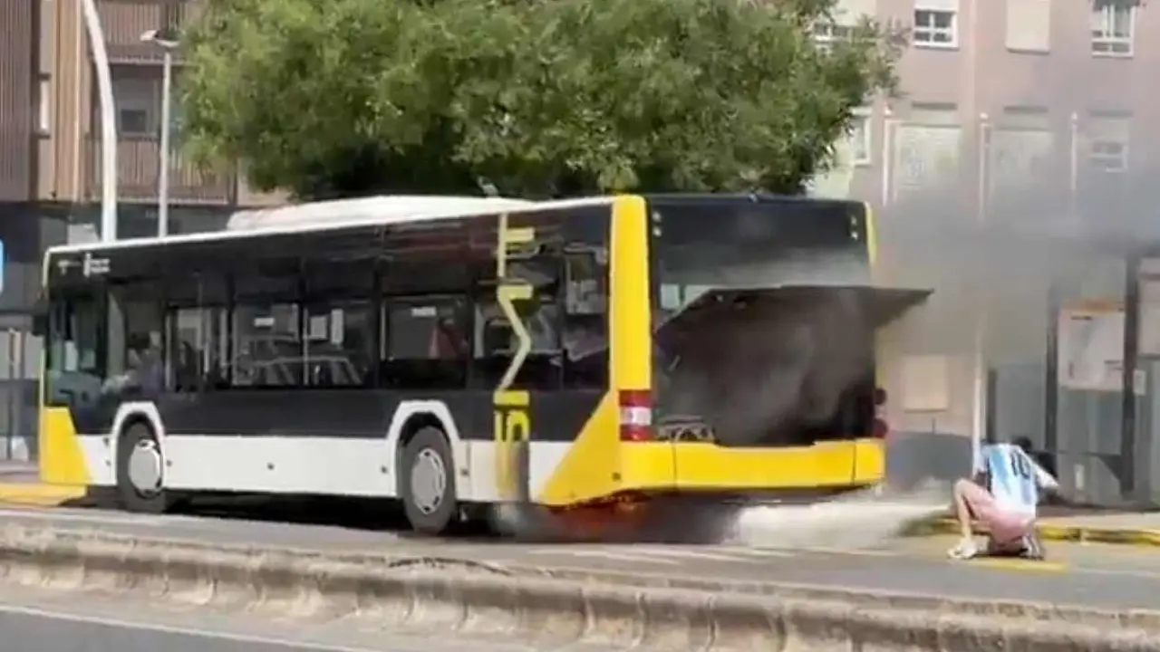 Intentan sofocar con un extintor las llamas de un autob&uacute;s urbano en Ponferrada en una imagen captada por La8 Bierzo.