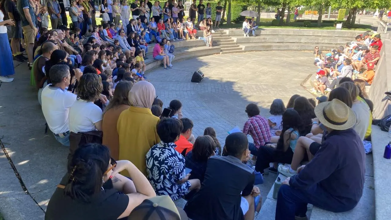 El anfiteatro de la Plaza de San Marcos se convirti&oacute; este jueves en un espacio de encuentro para la poes&iacute;a, la educaci&oacute;n y la concienciaci&oacute;n ambiental. M&aacute;s de 200 personas participaron en la actividad "Poes&iacute;a del bosque", una iniciativa impulsada por el CEIP San Isidoro.