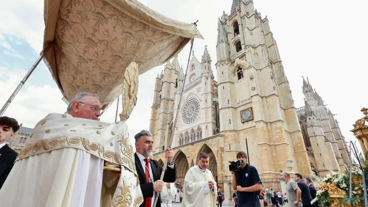 La corporaci&oacute;n municipal del Ayuntamiento de Le&oacute;n, encabezada por el alcalde, Jos&eacute; Antonio Diez, asiste a la eucarist&iacute;a y a la procesi&oacute;n con motivo de la celebraci&oacute;n del Corpus Christi