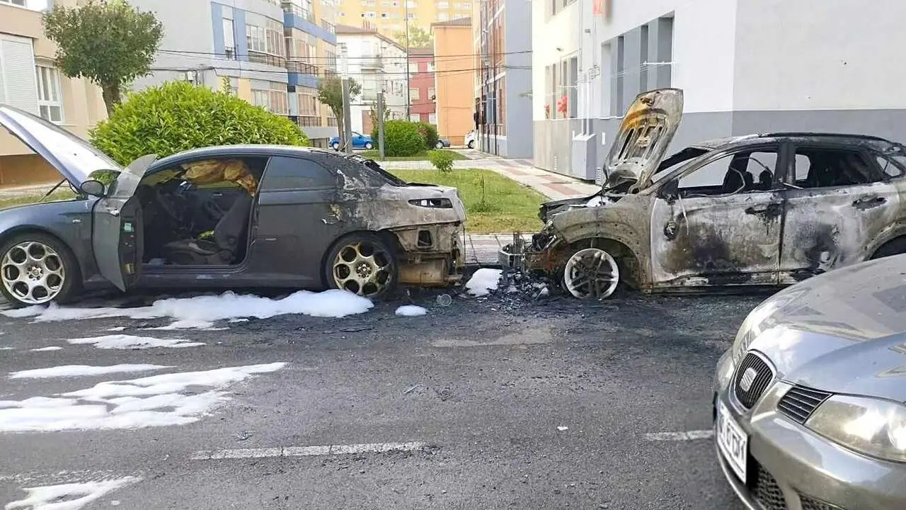Bomberos de Le&oacute;n han tenido que intervenir para sofocar el incendio de dos veh&iacute;culos en Pinilla.