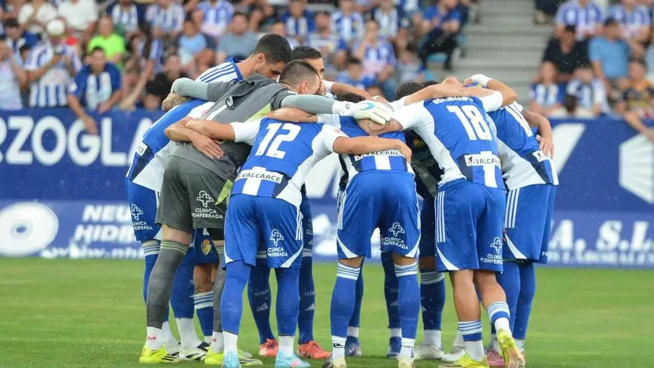 Los jugadores de la Ponferradina 'hacen pi&ntilde;a' en la antesala del inicio del encuentro.