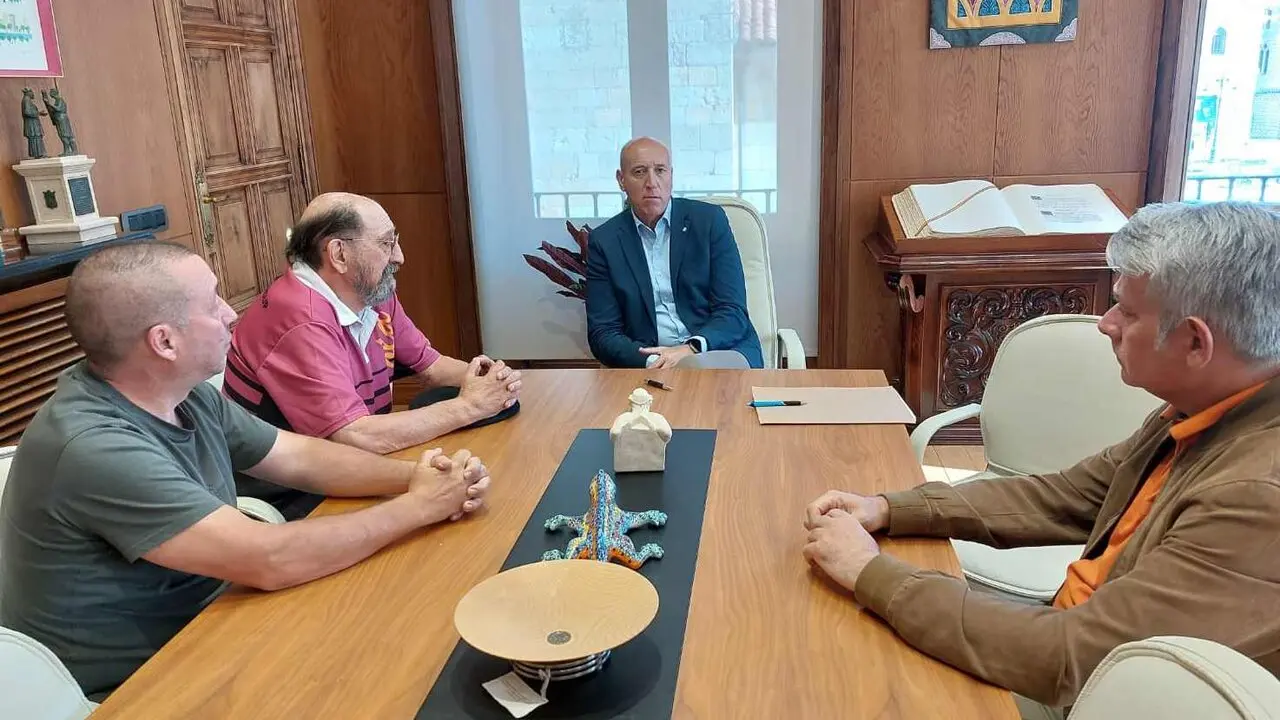 Un instante del encuentro mantenido con el alcalde de Le&oacute;n, Jos&eacute; Antonio Diez.