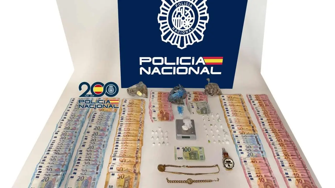 Imagen de los efectos intervenidos por la Polic&iacute;a Nacional.