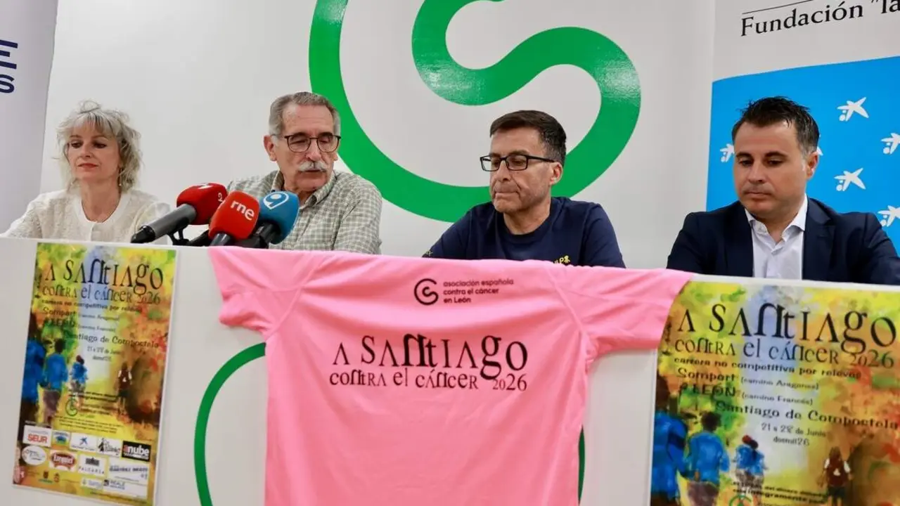 El presidente de la Asociaci&oacute;n Espa&ntilde;ola Contra el C&aacute;ncer en Le&oacute;n, Estanislao de Luis Calabuig, presenta la XVI edici&oacute;n de la carrera solidaria por relevos'' A Santiago Contra el C&aacute;ncer'' junto a sus organizadores y representantes de los principales patrocinadores