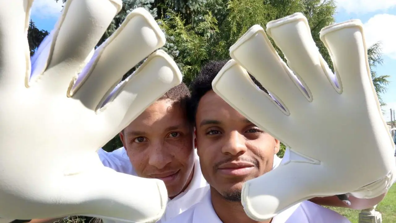 El portero Ivanilde Rodr&iacute;gues (I) y el jugador de campo Rely Selson Cabral de Barros, de origen caboverdiano e integrantes de la selecci&oacute;n Castilla y Le&oacute;n UEFA
