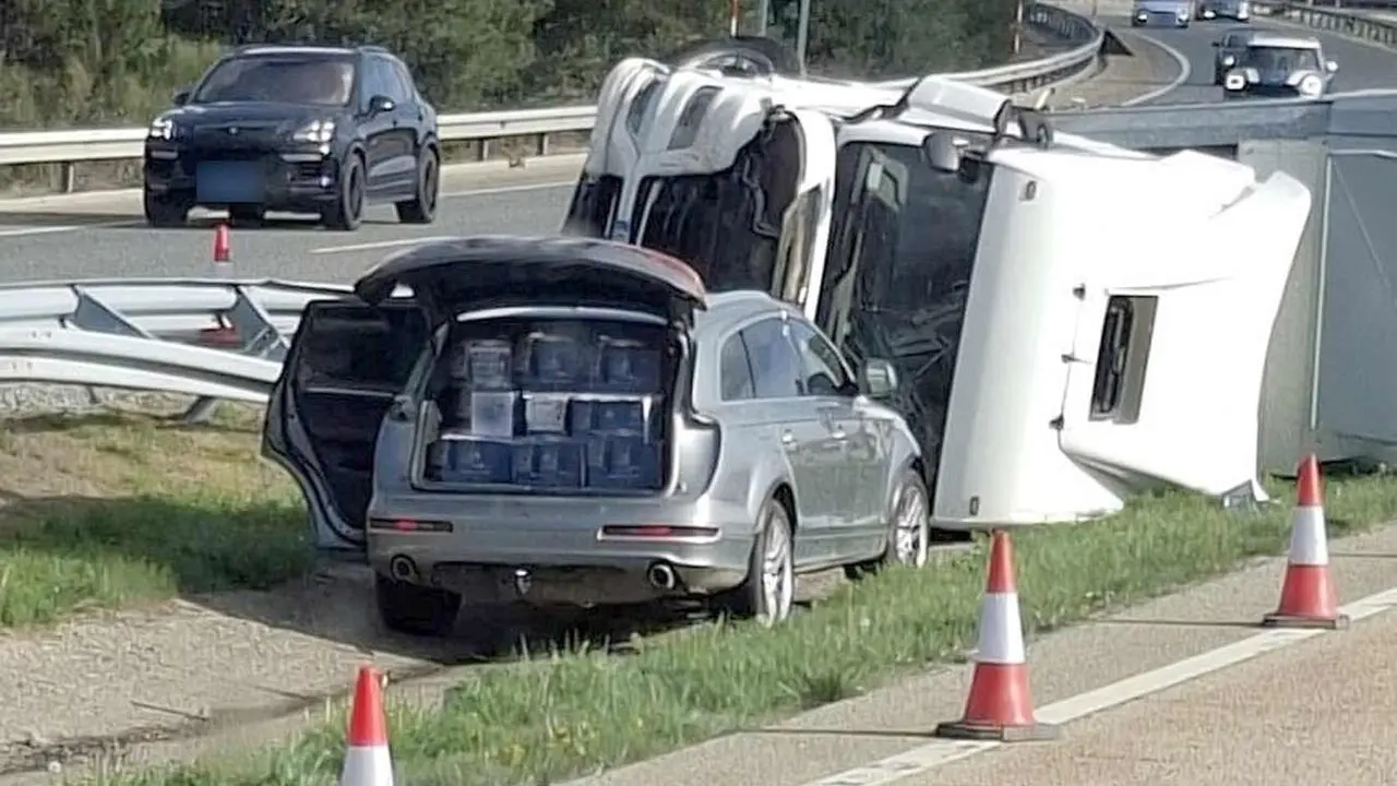 Imagen del veh&iacute;culo utilizado por los ladrones en el momento de saquear el cami&oacute;n accidentado.